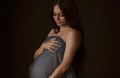 Award Winning Luxury Maternity Portrait by Leona Darnell